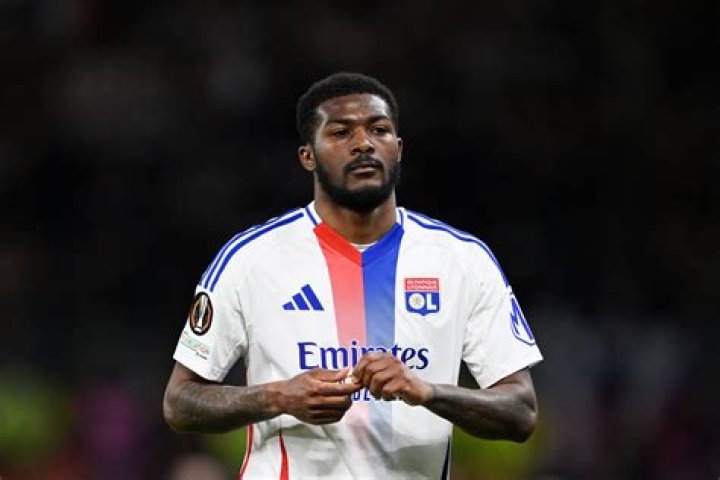 Histoire de l'enfance d'Ainsley Maitland-Niles et faits biographiques inchangés