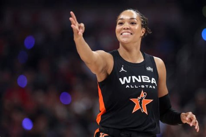Jasmine Thomas, 2017 WNBA All-Star, earns $117,500; How much net worth does he have?