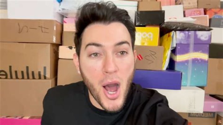 Manny Mua video statistics