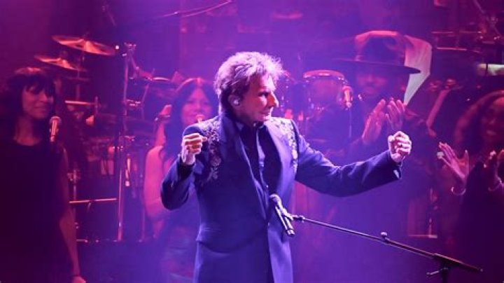 NYC’s ‘Homecoming’ Concert Was Canceled In The Middle Of Barry Manilow’s Set Due To Dangerous Weather